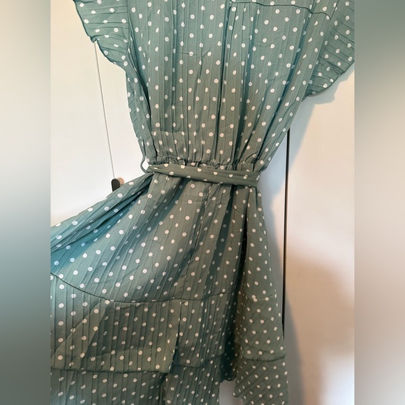 Green and white polkadot flowy dress with tie around the waist, size large - Picture 3 of 4